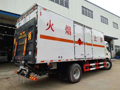 东风柳汽单桥液压尾板防爆车厢式车